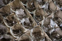 How to Pack Wine Glasses (The Easy Way)